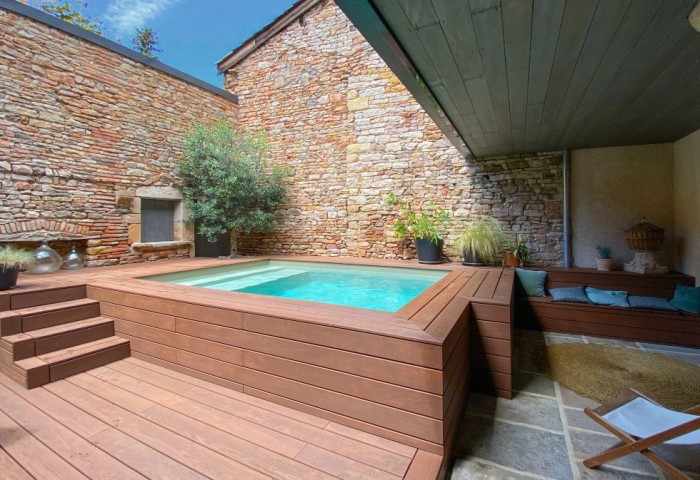 Terrasse en bois extérieure avec piscine