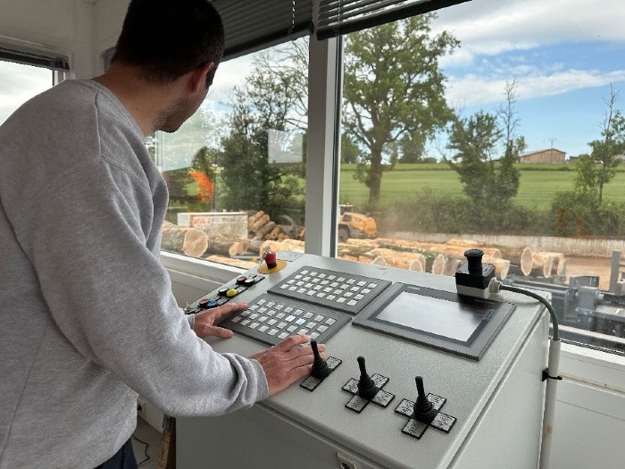 Une nouvelle ligne d’écorçage automatisée pour accélérer la modernisation de la scierie Ducerf