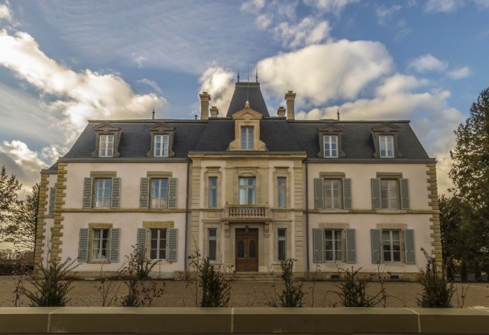 Château de Damblain : des carrelets en chêne sur-mesure pour des menuiseries extérieures d’exception