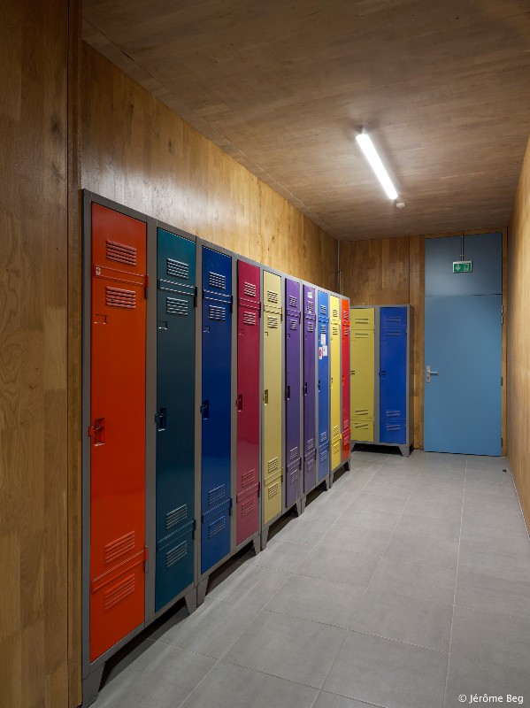 Murs de la salle des vestiaires réalisés en Panneaux CLT Chêne