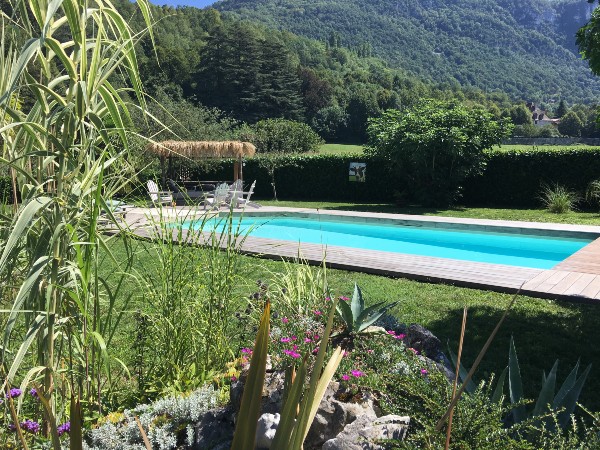 Terrasse en frêne THT pour piscine