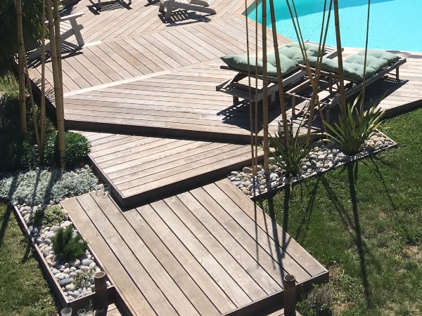 Terrasse en frêne THT pour piscine